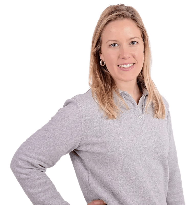 Julia Kirk, Mitarbeiterin von RIEDEL Networks, steht vor weißem Hintergrund. Sie trägt ein hellgraues Oberteil mit Kragen.